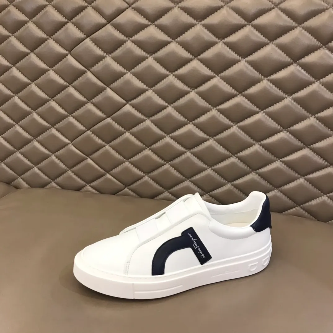 p400【Salvatore Ferraga**】New men's low-top casual shoes! Top-quality cow products, original lasts, made of imported cowhide, first-class texture, first-layer sheepskin lining! Original outsole! The details are exquisite and the style is versatile and upscale! Decorated with a three-dimensional Gancini logo, the back of the tongue and lace-up piping add a pop of color. The high-tech sole features a holographic pattern and Gancini details, making it ideal for a practical yet stylish everyday look. Code number 38-44 (45 can be customized)